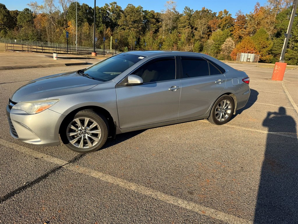2017 Toyota Camry XLE's photo