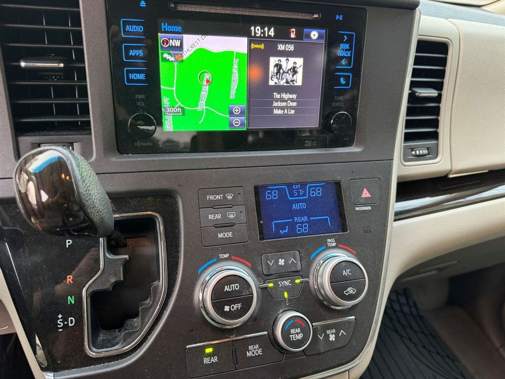 2015 Toyota Sienna XLE Premium - Photo 11