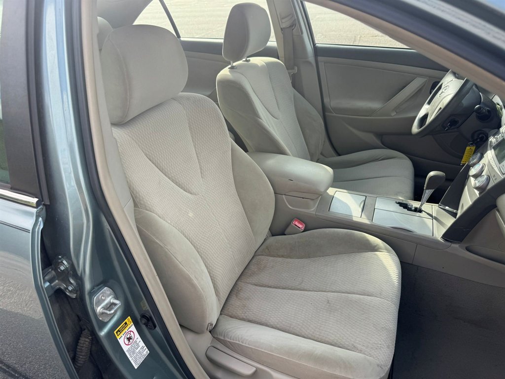 2011 Toyota Camry LE - Photo 6